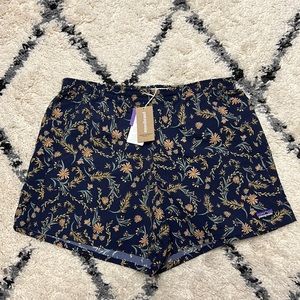 Navy Flower Patterned Patagonia Baggies Shorts 5” size Medium